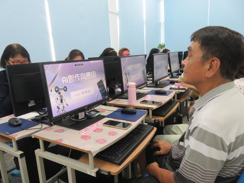 課堂聚精會神聽講師分享AI創作應用的方式