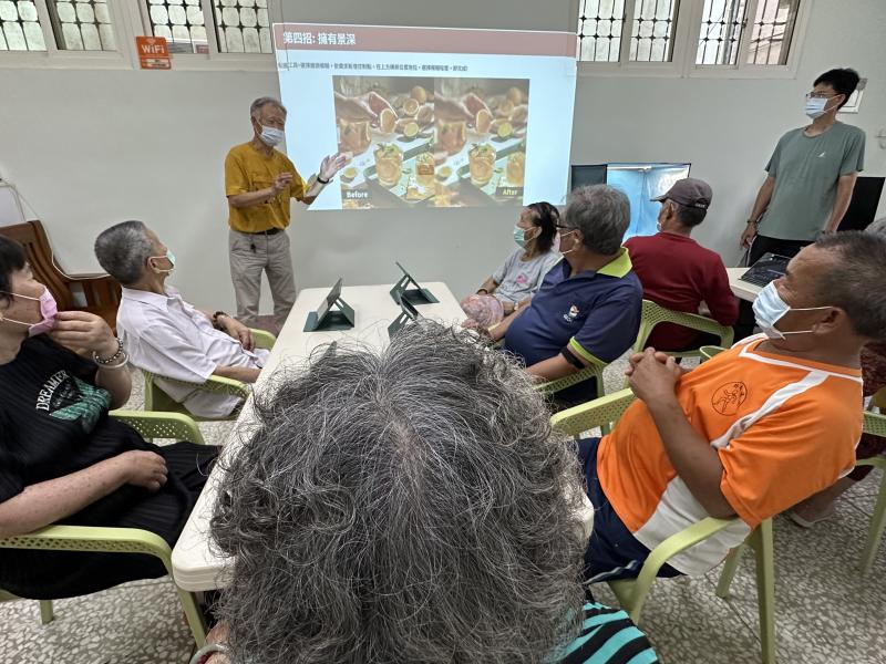 課堂上不只操作實作,還有滿滿的觀念教學!講師分享如何拍出有景深的食物照、如何構圖更有趣,長輩們都說「原來是這樣喔~」看來下一步,可以準備來拍影片啦~