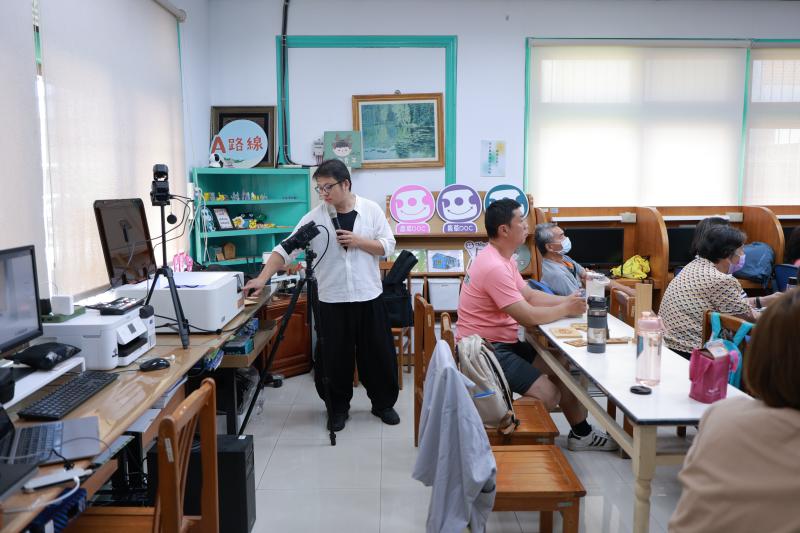 講師講解雷雕原理及機器使用方式