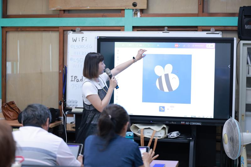 講師說明如何使用Canva製圖