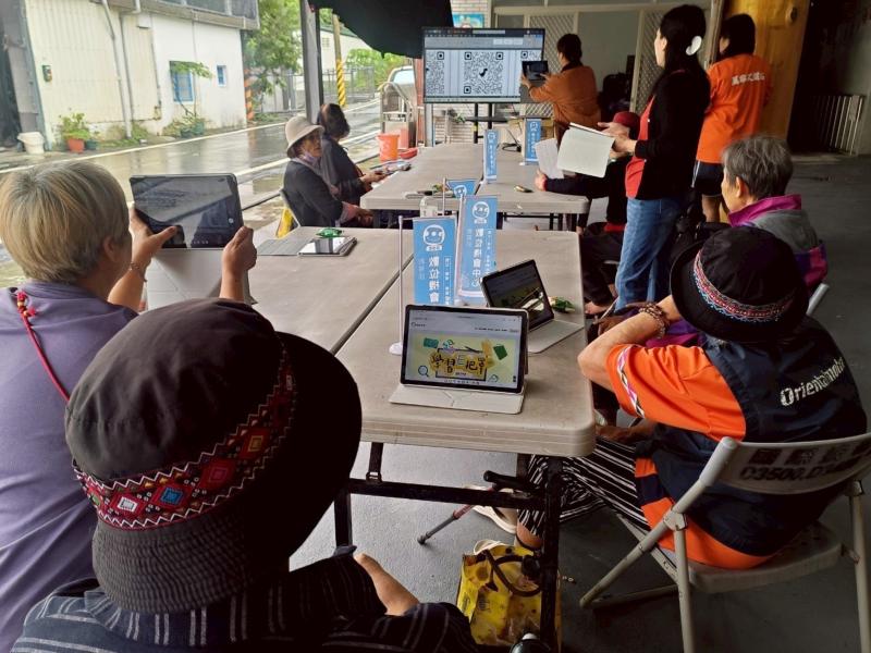 講師協助學員運用APP下載實際操作