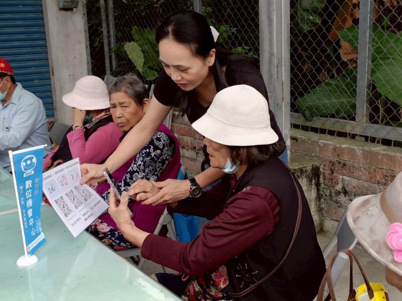 講師協助學員使用平板