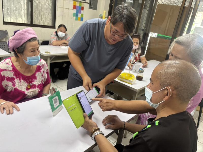 講師協助學員掃QR體驗支付的運用