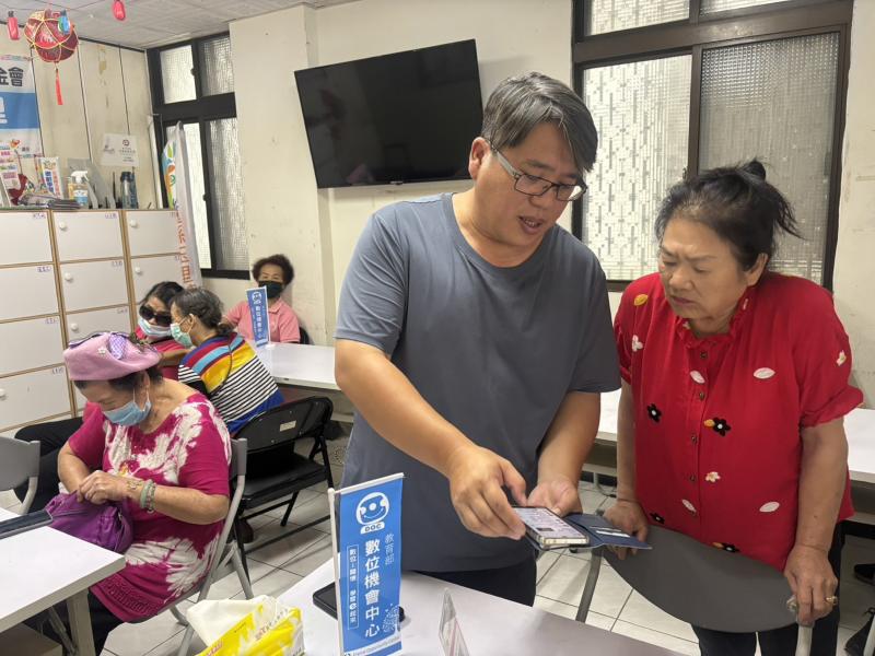 學員認真聽講師操作支付的深慶步驟