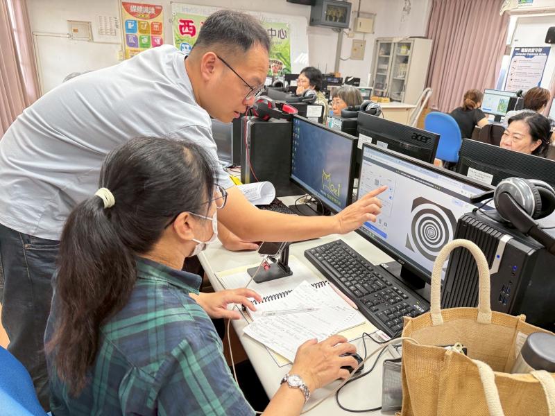 學員們專注地學習如何使用AI圖形生成平台