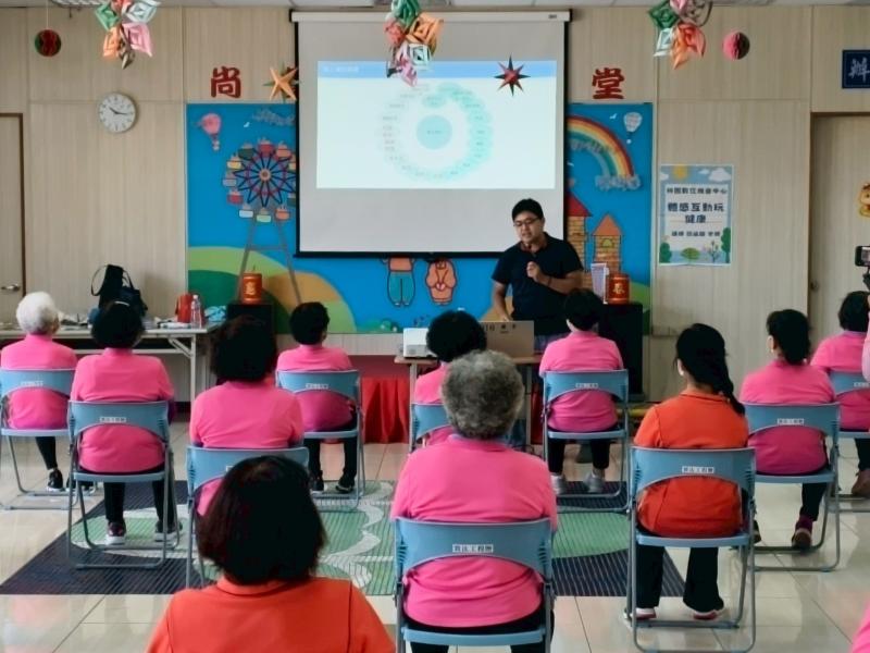 【體感互動玩健康】課程讓社區長輩了解壓力與健康習習相關。