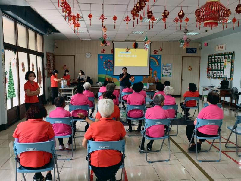 幫助社區長輩了解壓力與健康的密切關聯,我們透過一場體感課程,與長輩充滿互動。