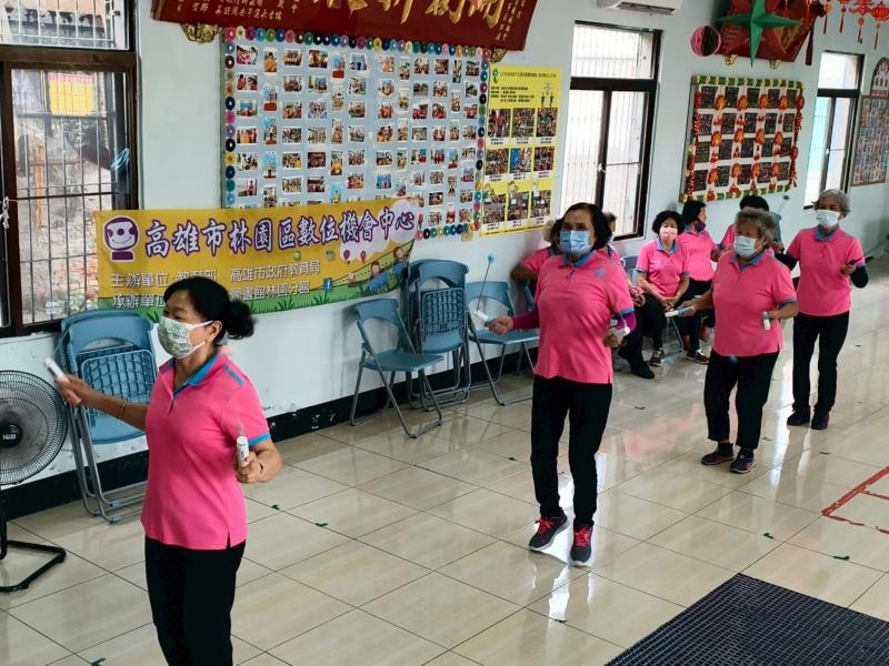 社區長輩實際操作體感互動裝置。