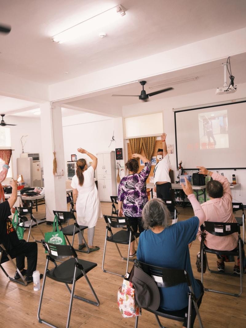 學員體驗戴上智慧手錶進行運動