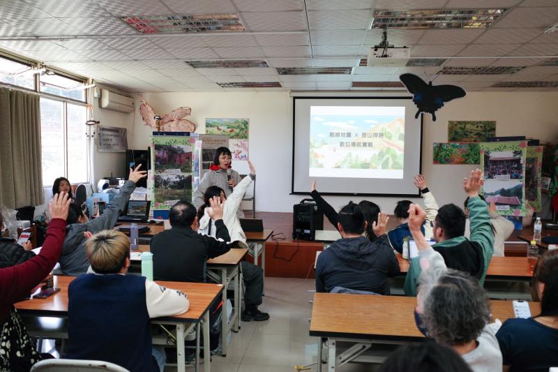 《手機助攻山林探險》介紹戶外安全的數位工具