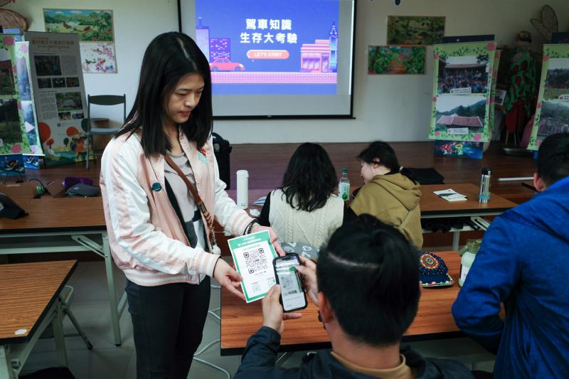 「駕車知識大考驗」遊戲，從罰單繳納、駕照換發到車輛檢測等實用資訊，讓學員在輕鬆互動中了解監理業務，也為課程增添不少樂趣。