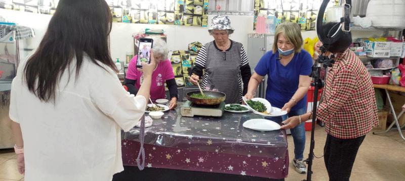 長者在煮野菜同時講師同時運用臉書直播