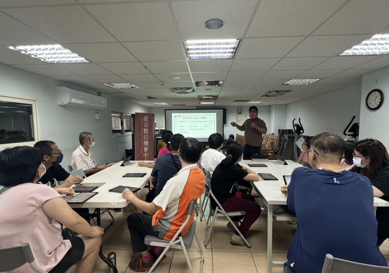 講師進一步教導學員跟AI分享自己的工作經歷，讓AI小助手進一步將學員的故事結合工作經驗，成為工作履歷的參考。