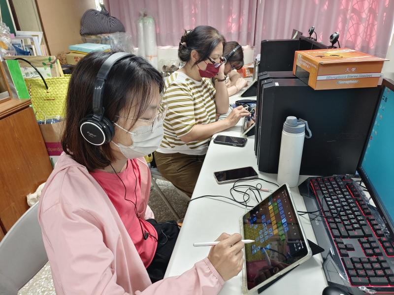 學員練習創作數位音樂