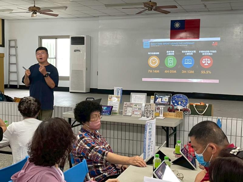 講解正確資訊安全防護管理及分享E政府服務。