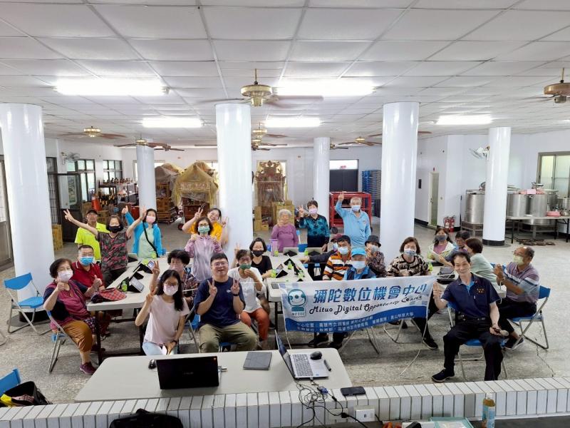 課堂最後一銅與社區學員們開心學習大合照。