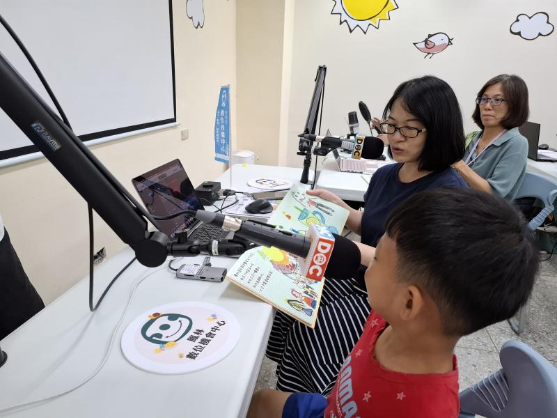 學員體驗podcast專業麥克風與認識剪輯聲音的軟體