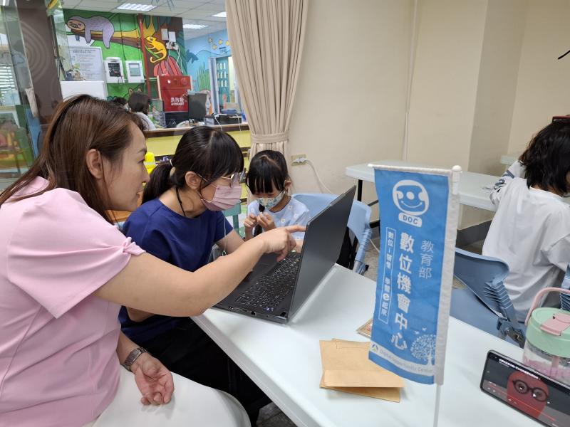 講師協助學員操作剪輯軟體