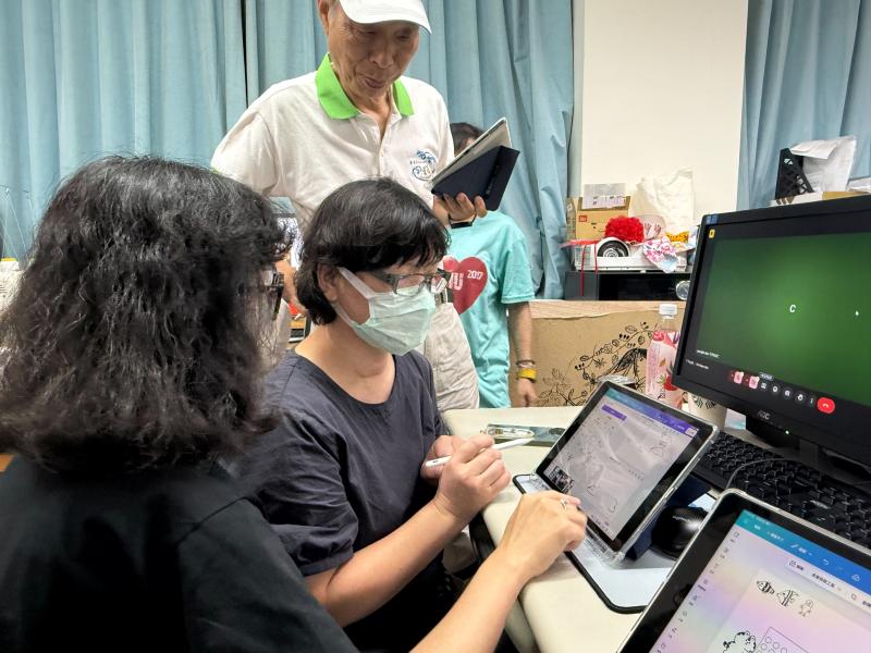 學員們利用IPAD及繪圖筆,更方便操作數位工具