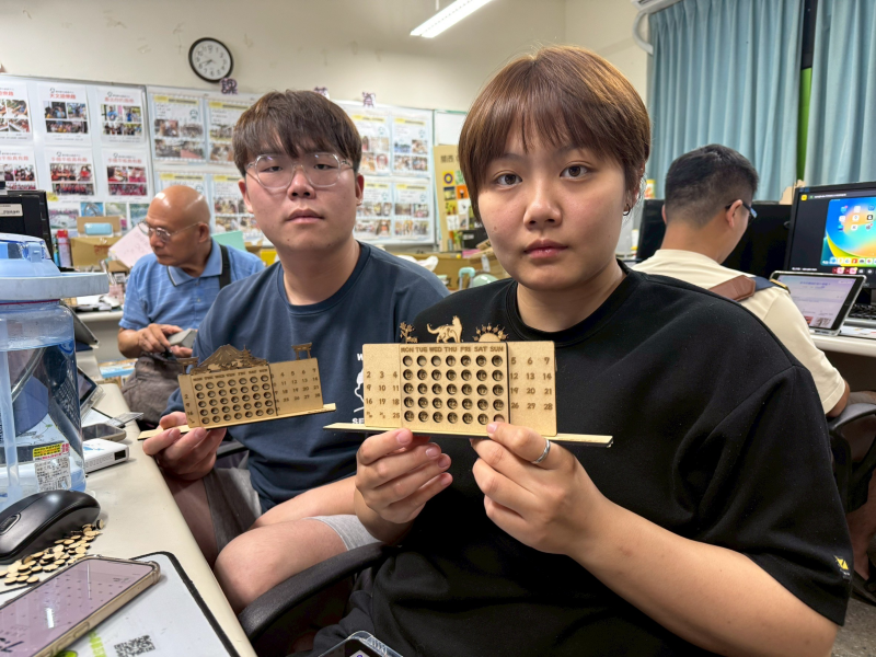 學員們完成雷雕作品,直呼原來自己也能完成獨一無二的萬年曆