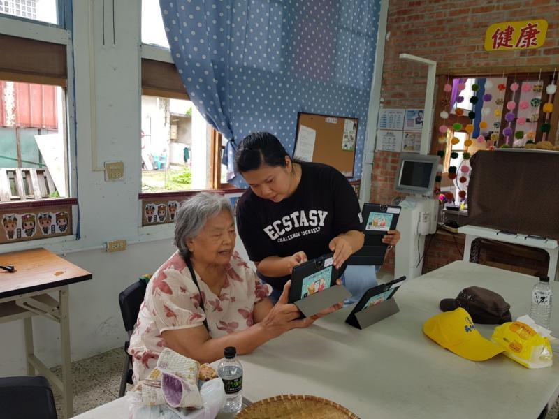 學員嘗試使用手機內建的編輯工具，調整照片亮度，講師個別指導。