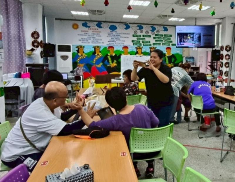 講師拍攝學員在歡樂中學習數位技能