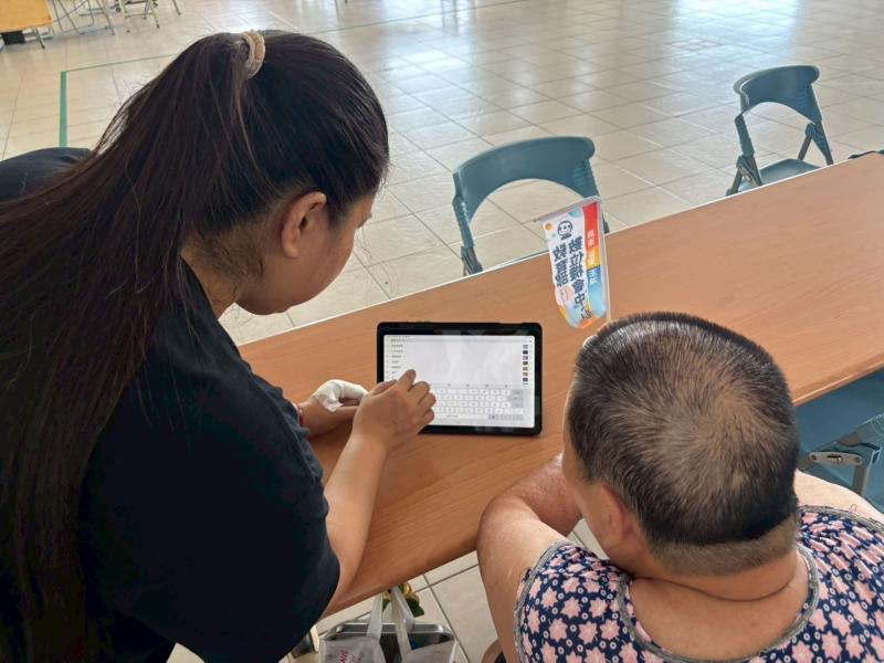 講師以簡單易懂的方式，帶領學員認識數位音樂工具與操作方式，大家一邊看、一邊練習，學習氣氛熱絡。