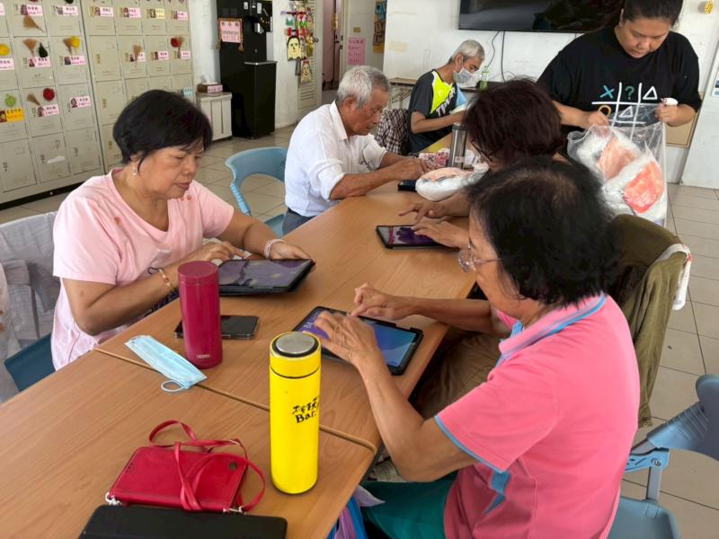 學員們專注地使用平板操作音樂App，嘗試編輯節奏與旋律，現場充滿歡笑與成就感。