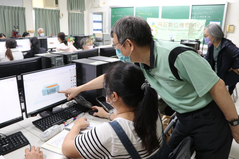 學員在修改與重作中