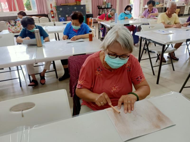 學員於課堂中進行雷雕前置作業，透過砂磨處理鉛筆表面，為後續雕刻操作做好準備。