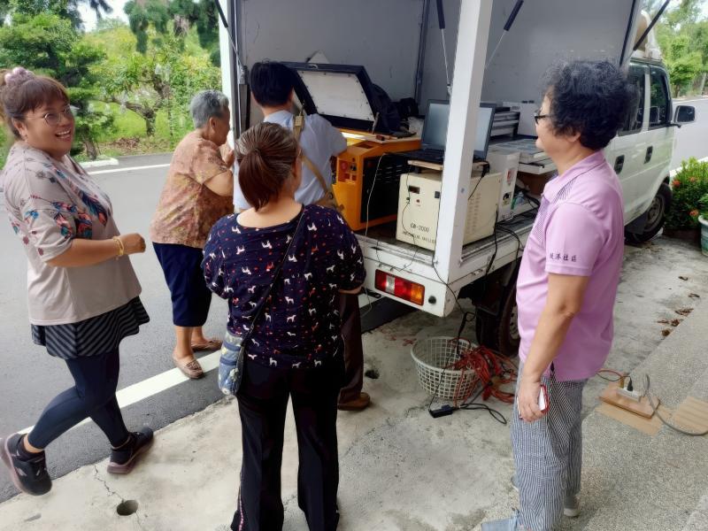 學員排隊體驗雷雕，將姓名刻印在鉛筆上，實踐個人化創作。