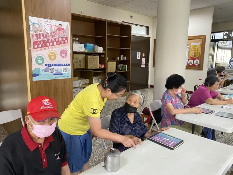 學員跟著我們到社區, 一起和我們開啟長輩們的數位新生活。