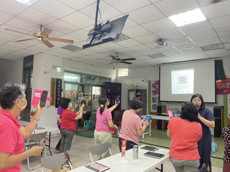 社區長輩學手機真的很開心