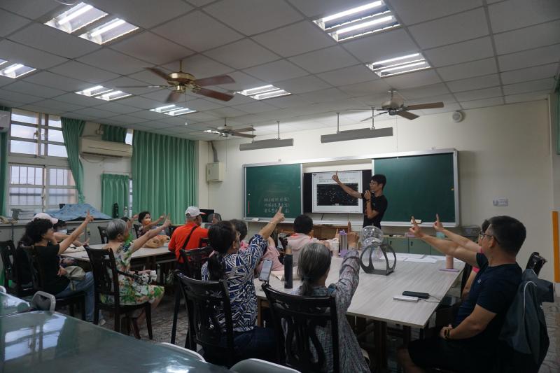 老師教導觀測星星使用的角度測量方式