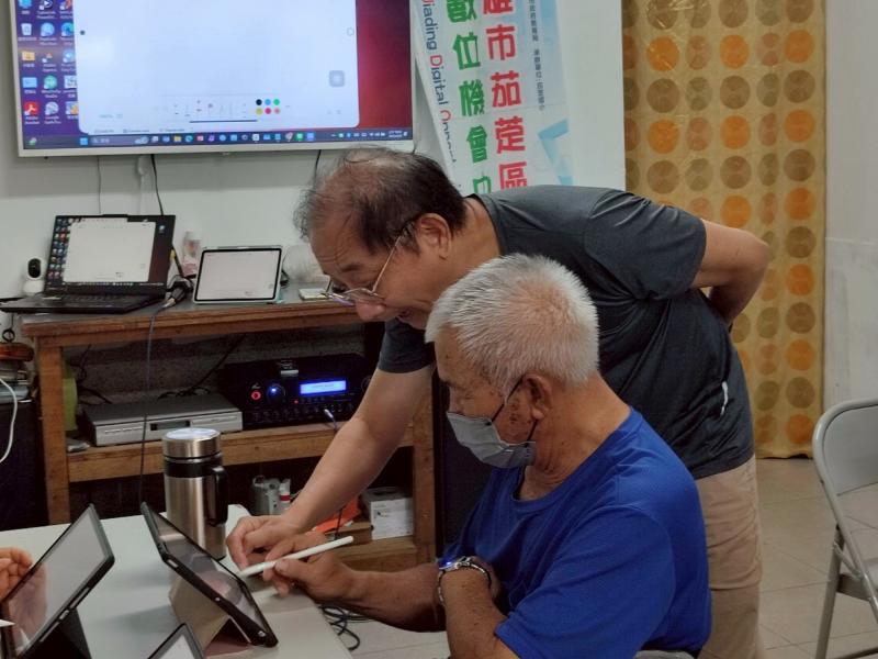 講師協助指導學員如何文字書寫及圖片繪製上色的技巧