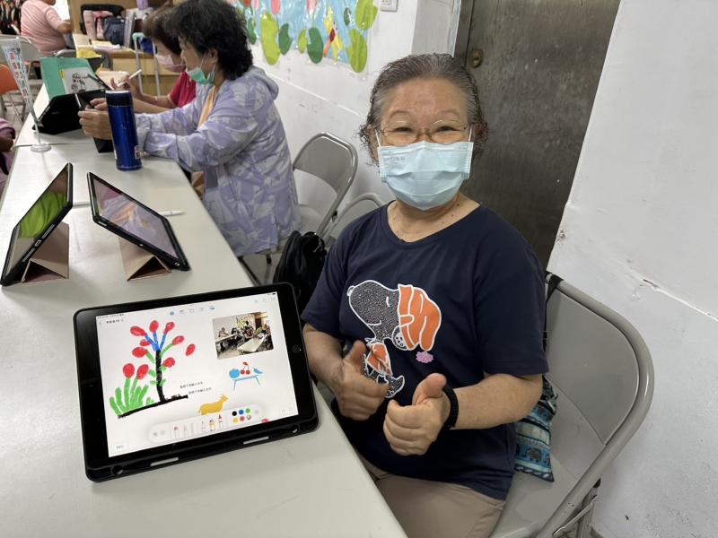 長輩學習到拍攝插入圖書中,完成色彩繽紛的作品,開心的比讚