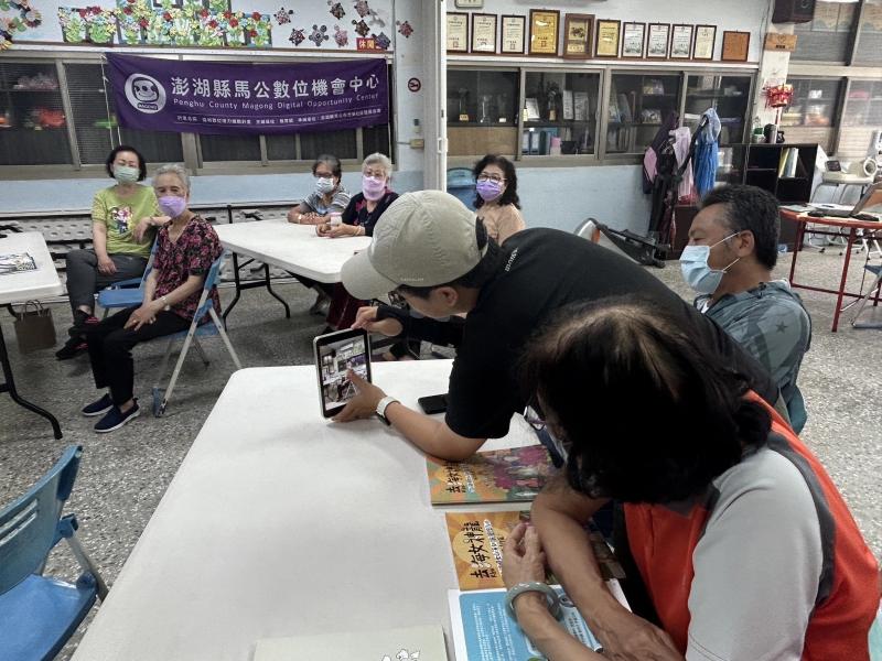 講師與學員一起討論學習