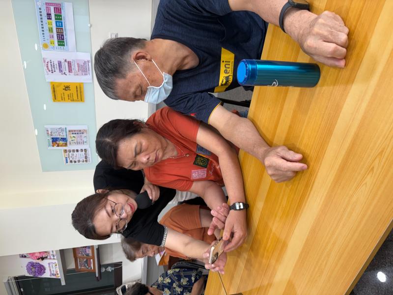 課程不僅介紹了人工智慧的基本概念，也幫助我理解其背後的邏輯與發展歷史，讓我意識到AI不只是未來的趨勢，更是當下我們必須掌握的重要工具。