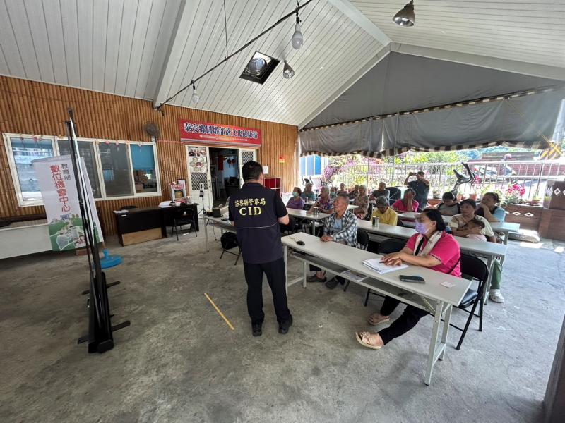 胡隊長準備了圖文並茂的教材，搭配模擬對話，教導學員如何分辨真假訊息，如何查證來源、保護個資，並且熟悉「165反詐騙專線」的使用方式