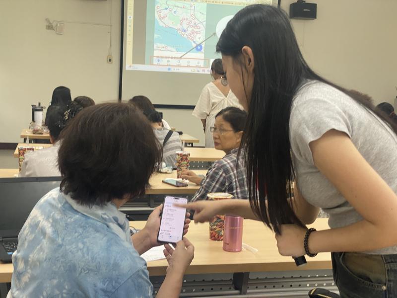 講師協助學員操作google map