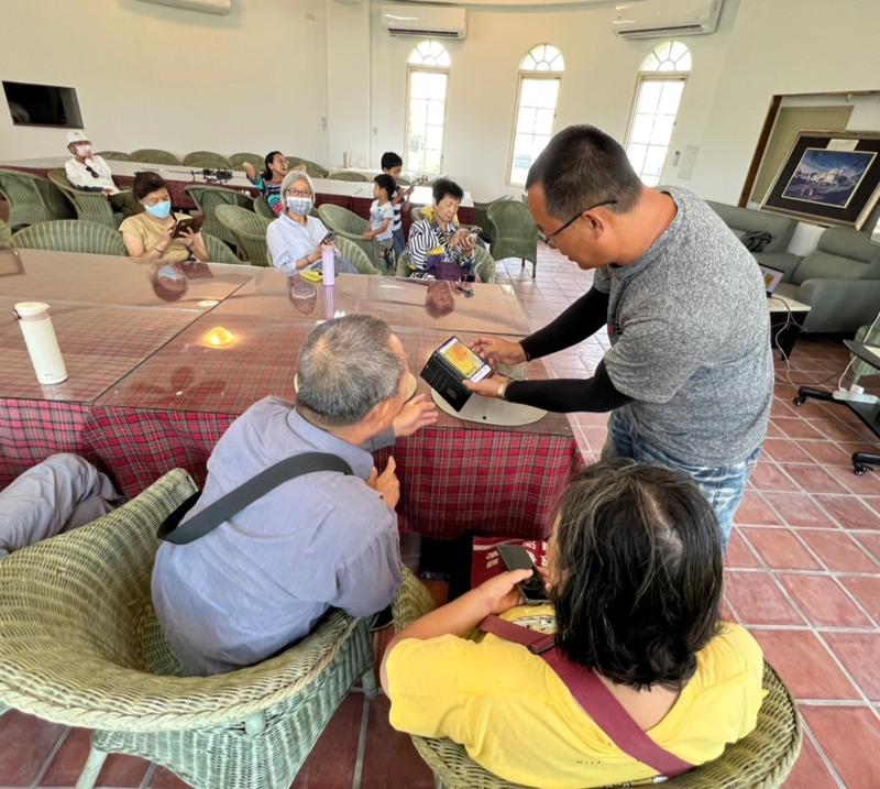 下載手機APP"Drone map"，透過APP軟體可以看到飛行高度、禁飛區、操作規範等，讓學員更有信心安全使用空拍機。