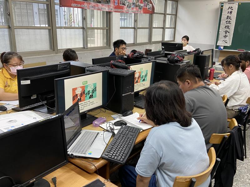 講師在電腦前講述簡報