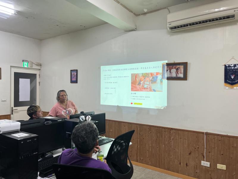 透過部落無線連網功能，帶著學員認識 iTribe。使用 Wi-Fi 搜尋 iTribe 連線到免費的網路，可以供大家滑社群、線上聽音樂等。