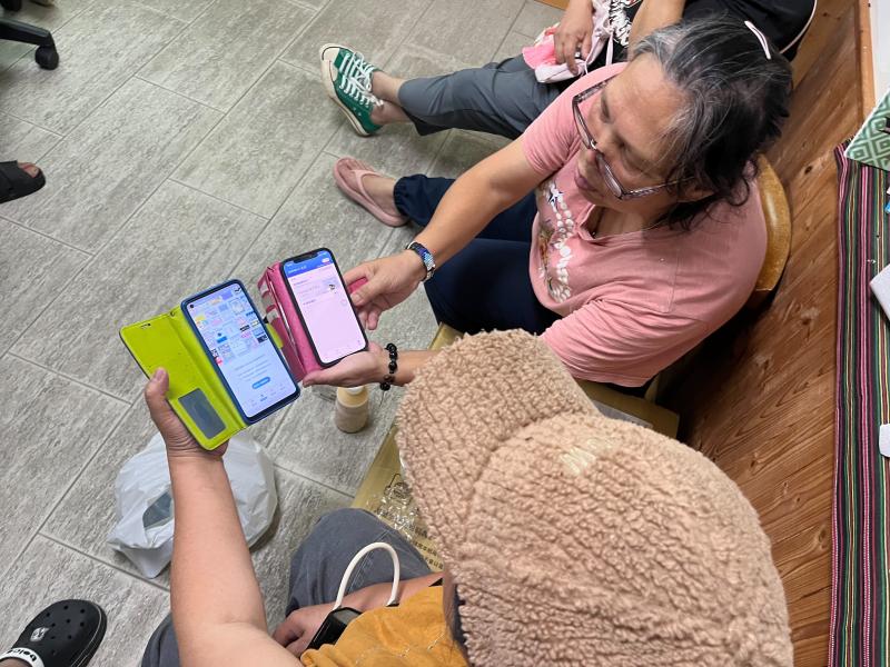 利用HyRead App 電子書為學員介紹其功能，除了借閱還可以調整字型大小等設定，增添了學員的文學知識。