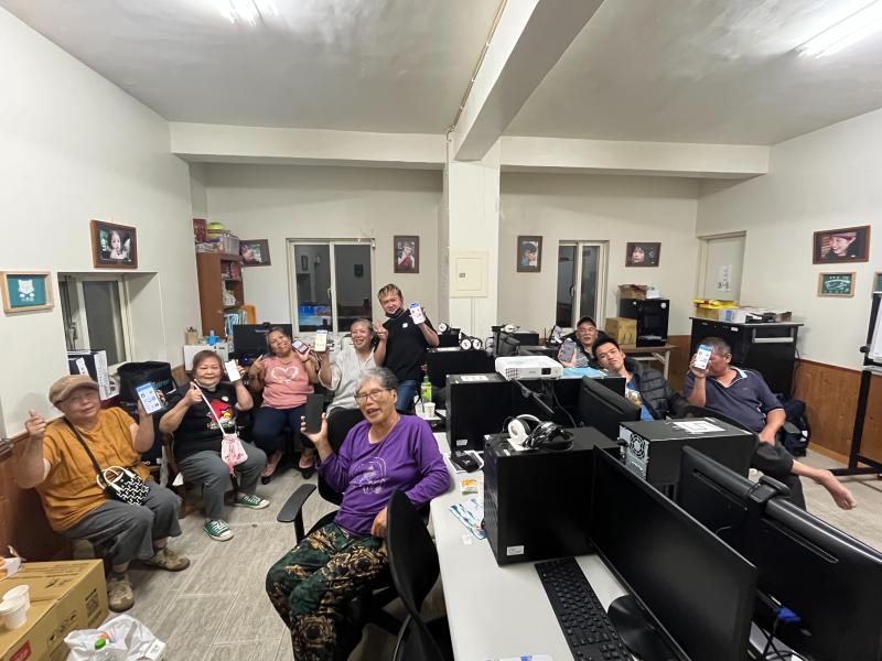 學會電子書借閱、發票管家、部落網路連線、Google 地圖使用等，為學員們打開了數位學習知識的大門，過程中的每人都很興奮的學習，學習是不分年齡。