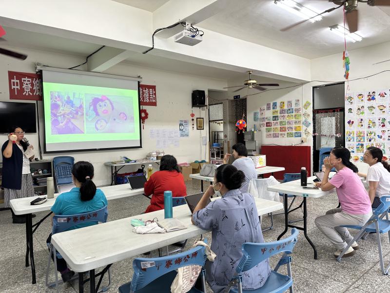 老師用簡報講解上課內容