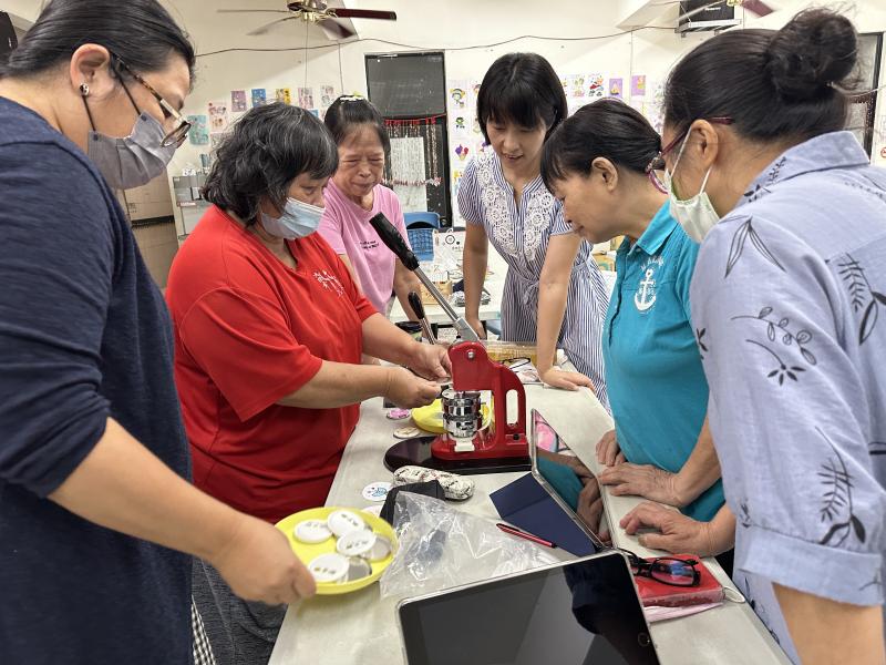 學員操作胸章機