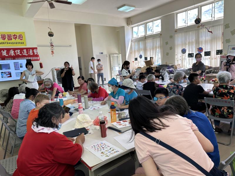 老師用簡報講解上課內容