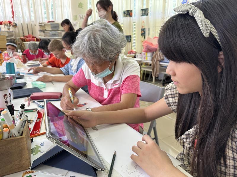 祖孫一起繪圖-1