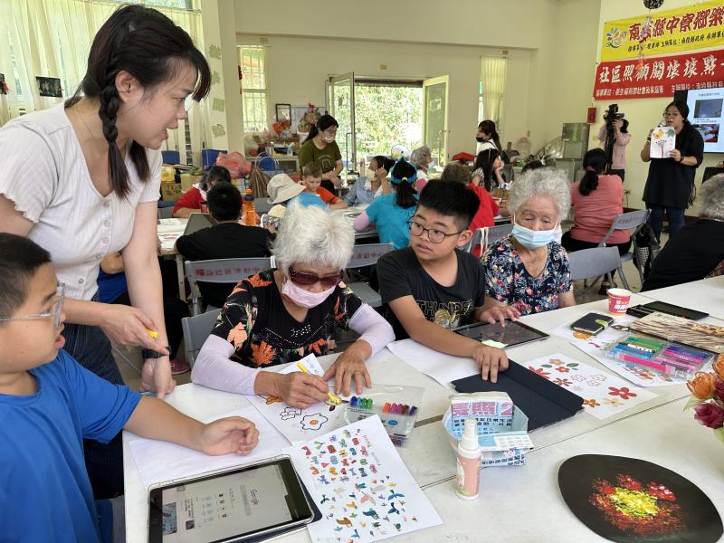 祖孫一起繪圖-2